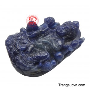 Sapphire, vốn tượng trưng cho sự thuần khiết và trí tuệ, càng làm nổi bật vẻ đẹp từ bi và vô nhiễm của Bồ Tát Quán Thế Âm.
