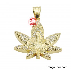 Với hình dáng lá cây được chế tác tinh xảo từ vàng 18K, mặt dây chuyền nổi bật với những viên kim cương lấp lánh được đính kết khéo léo trên bề mặt.