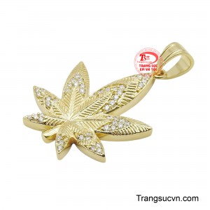 Sự kết hợp giữa chất liệu vàng quý giá và kim cương rực rỡ tạo nên một món phụ kiện đẳng cấp, thu hút mọi ánh nhìn.