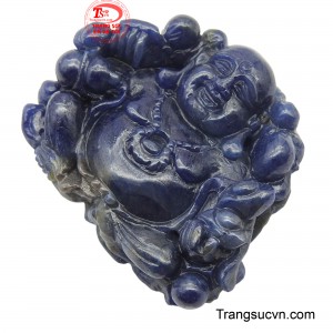 Sapphire, viên đá quý của trí tuệ và bình an, càng tăng cường năng lượng cát tường, giúp người đeo thu hút phước lành, xua tan muộn phiền.