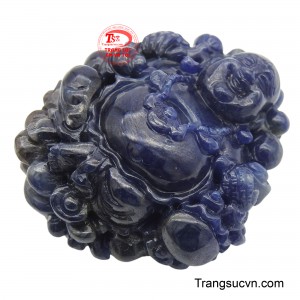 Chi tiết được chạm khắc tỉ mỉ thể hiện sự khéo léo của người nghệ nhân, biến tác phẩm thành một vật phẩm phong thủy đầy ý nghĩa.