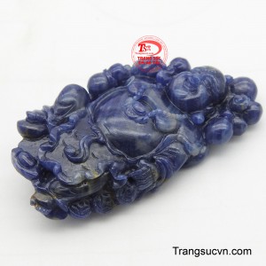 Ngài Di Lặc được khắc họa với nụ cười viên mãn, cùng dáng đứng uy nghi, thể hiện sự an lạc và viên mãn.