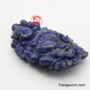 Các chi tiết như túi tiền và chuỗi ngọc được chạm khắc tinh xảo, làm nổi bật vẻ đẹp tự nhiên của viên đá quý.