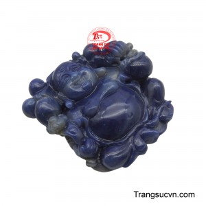 Đeo mặt dây này không chỉ là lời nhắc nhở về việc giữ tâm hồn luôn lạc quan, sống yêu đời mà còn mang ý nghĩa thu hút tài lộc, may mắn, giúp cuộc sống luôn tràn đầy hạnh phúc và sự thảnh thơi.