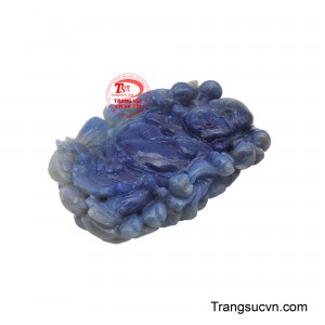 Sapphire, viên đá của sự bình yên và trí tuệ, càng tôn lên vẻ đẹp và ý nghĩa của Đức Phật Di Lặc.