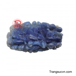 Đeo mặt dây này không chỉ là lời nhắc nhở về việc giữ tâm hồn thanh thản, sống lạc quan mà còn mang ý nghĩa chiêu đón phúc khí, tài lộc, và niềm vui đến với cuộc sống, giúp tâm hồn luôn tràn đầy năng lượng tích cực và may mắn.