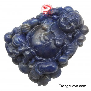 Sapphire, viên đá của trí tuệ và bình an, kết hợp với hình tượng Di Lặc, giúp gia tăng tài lộc, thúc đẩy công danh, và mang lại sự bình an, thịnh vượng.