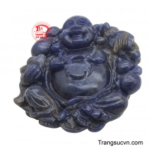 Được điêu khắc từ khối sapphire tự nhiên, mặt dây chuyền nổi bật với gam màu xanh lam sâu thẳm, đôi khi xen lẫn những vệt màu tự nhiên, tạo nên vẻ đẹp độc đáo và quý giá.