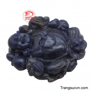 Bên cạnh đó, các chi tiết như bụng lớn hay tràng hạt được chạm khắc tỉ mỉ, tượng trưng cho sự thịnh vượng, may mắn và tài lộc dồi dào.