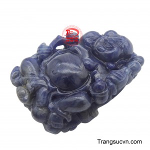 Từng chi tiết được chạm khắc tỉ mỉ, từ chiếc bụng lớn tượng trưng cho sự sung túc đến những tràng hạt mang ý nghĩa may mắn và bình an. Sapphire, với vẻ đẹp sang trọng và năng lượng tích cực, càng làm tăng thêm giá trị phong thủy cho mặt Phật Di Lặc.