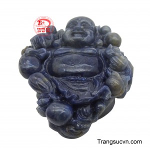 Mặt dây được tạo tác từ đá sapphire tự nhiên với sắc xanh diễm lệ, phảng phất những vân đá độc đáo, minh chứng cho vẻ đẹp nguyên bản của tạo hóa.