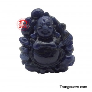 Mặt Phật Di Lặc với nụ cười an vui được khắc họa trên đá sapphire, mang ý nghĩa phong thủy tốt đẹp.
