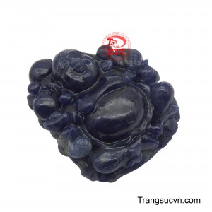Viên đá sapphire xanh biếc, tượng trưng cho sự bình yên và trí tuệ, càng làm nổi bật vẻ đẹp và ý nghĩa của Đức Phật Di Lặc, người mang lại niềm vui, may mắn và tài lộc.