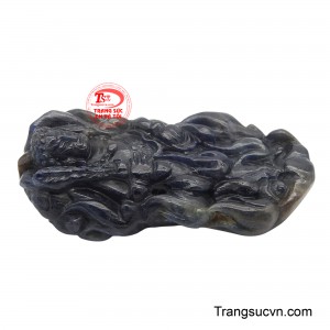 Đây không chỉ là một tác phẩm nghệ thuật tinh xảo mà còn là bùa hộ mệnh, mang lại sự bình an và sức mạnh cho người sở hữu, giúp họ vượt qua mọi thử thách trong cuộc sống.