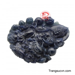 Theo Phật Giáo thì mặt Quan Âm với thần thái an lạc luôn là biểu tượng của sự lắng nghe và quán chiếu, mang đến nguồn năng lượng thanh tịnh, xoa dịu tâm hồn.