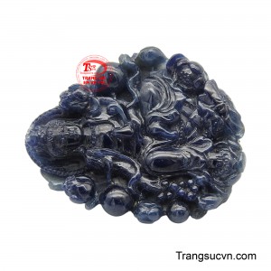 Mặt dây Sapphire này không chỉ là vật phẩm nghệ thuật cao quý mà còn là pháp bảo hộ mệnh, giúp người chiêm bái tìm thấy sự bình yên nội tại và hướng về con đường giác ngộ.