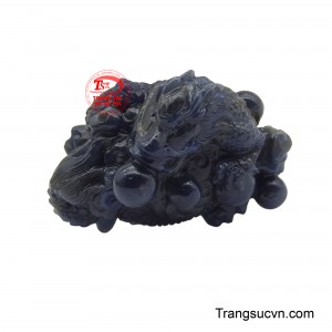 Mặt rồng Sapphire phú quý được chạm khắc từ khối sapphire tự nhiên xanh đậm, hình tượng rồng mạnh mẽ cuộn mình, ôm lấy những viên ngọc quý hiện lên đầy sống động.