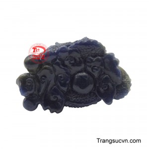 Sự kết hợp với sapphire, viên đá của trí tuệ và sự bình an, càng làm tăng thêm năng lượng cát tường cho vật phẩm.