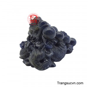 Đeo mặt rồng sapphire này không chỉ thể hiện gu thẩm mỹ mà còn mang ý nghĩa chiêu tài, hút lộc, mang đến sự phú quý, thăng tiến trong sự nghiệp và cuộc sống.