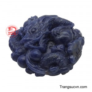 Mặt dây được chế tác từ khối sapphire tự nhiên mang sắc xanh lam quyền quý. Hình tượng rồng, linh vật tối cao trong văn hóa phương Đông.