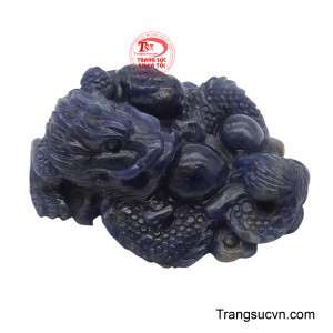 Sapphire, với năng lượng dồi dào, được tin rằng có khả năng thu hút tài lộc, may mắn và phước lành.