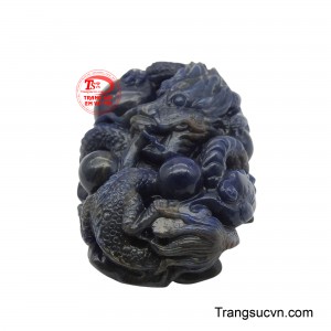 Mặt dây chuyền hình rồng được chế tác từ sapphire xanh thẳm này không chỉ là một tác phẩm nghệ thuật độc đáo mà còn là vật phẩm mang ý nghĩa phong thủy sâu sắc.
