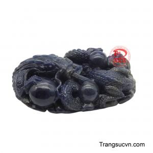 Hình ảnh rồng uy dũng cuộn mình, ôm lấy những viên ngọc sáng, tượng trưng cho khả năng chiêu tài hút lộc, mang lại may mắn và thành công trong công việc. 