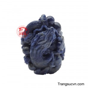 Mặt rồng Sapphire thiên nhiên đại cát được điêu khắc tinh xảo từ khối sapphire thiên nhiên màu xanh đậm.