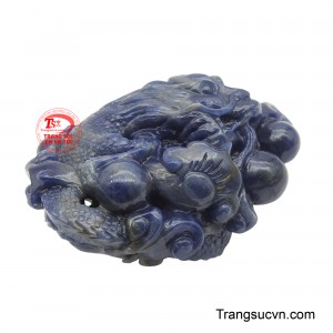 Đeo mặt rồng sapphire thiên nhiên giúp chiêu tài, hút lộc, mang lại may mắn vượt trội trong công việc và cuộc sống, đồng thời bảo hộ người đeo khỏi những điều không may, giúp tâm an và vạn sự hanh thông.