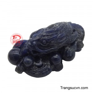 Sapphire tự nhiên mang đến vẻ đẹp vĩnh cửu, không chỉ lấp lánh dưới ánh sáng mà còn phảng phất vẻ uy nghiêm, quyền quý.