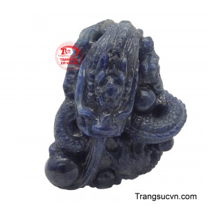 Mặt Rồng sapphire thịnh vượng chạm khắc tinh xảo từ khối sapphire xanh thẳm, không chỉ là một món trang sức mà còn là biểu tượng đầy quyền năng.