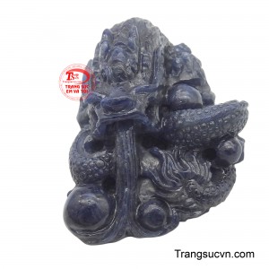 Từng đường nét uyển chuyển của thân rồng, ánh mắt sắc sảo và vảy rồng tinh tế đều thể hiện sự khéo léo bậc thầy của nghệ nhân.