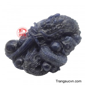 Màu xanh sâu thẳm của sapphire mang đến cảm giác huyền bí, sang trọng, đồng thời tượng trưng cho sự thịnh vượng, may mắn và quyền lực tối thượng.