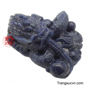 Mặt rồng này là vật phẩm phong thủy lý tưởng, thu hút năng lượng tích cực, mang lại thành công và bình an cho người sở hữu, xứng đáng là điểm nhấn độc đáo cho bộ sưu tập của bạn.