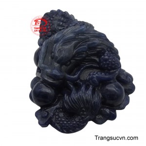 Từng đường nét chạm khắc trên mình rồng đều vô cùng tinh xảo, thể hiện rõ vẻ oai phong, dũng mãnh với những lớp vảy sắc nét, móng vuốt uy nghi và ánh mắt đầy thần khí.