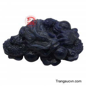Mặt rồng được chế tác từ khối sapphire tự nhiên mang sắc xanh hoàng gia.
