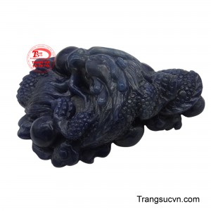 Màu xanh thẳm của sapphire không chỉ tôn lên vẻ đẹp sang trọng, đẳng cấp mà còn tượng trưng cho trí tuệ, sự bền vững và quyền lực tối thượng.