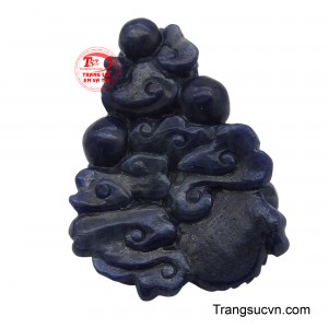 Mặt rồng này không chỉ là một món trang sức độc đáo mà còn là vật phẩm phong thủy linh thiêng, giúp thu hút vượng khí, củng cố quyền lực và mang lại may mắn, thành công vang dội cho người sở hữu, khẳng định vị thế uy phong lẫm liệt.