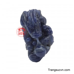 Mặt rồng Sapphire vượng khí được chạm khắc tinh xảo từ sapphire tự nhiên với sắc xanh sẫm cuốn hút.