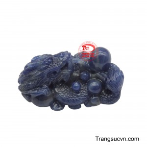 Kết hợp với sapphire, viên đá của trí tuệ và bình an, mặt dây này không chỉ là một món trang sức độc đáo mà còn mang ý nghĩa phong thủy sâu sắc.