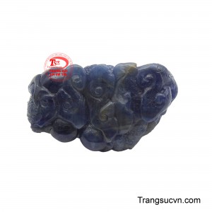 Đeo rồng sapphire bên mình giúp gia tăng tài lộc, thúc đẩy công danh, và mang lại sự bình an, thịnh vượng, giúp khí vận luôn tốt lành và thuận lợi trên mọi phương diện cuộc sống.