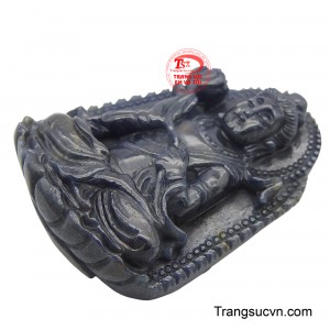 Sắc xanh thẫm của sapphire không chỉ làm tăng thêm vẻ đẹp quyền quý mà còn mang lại năng lượng tĩnh tâm và sáng suốt.