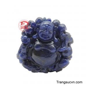 Mặt Sapphire Phật Di lặc bụng bự với chiếc bụng tròn đầy của Ngài không chỉ tượng trưng cho sự bao dung, độ lượng mà còn là biểu trưng cho tài lộc dồi dào, phúc khí viên mãn.