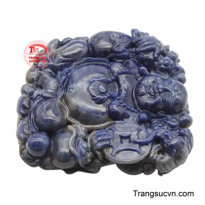 Từng đường nét chạm khắc tinh xảo trên viên Sapphire tự nhiên không chỉ thể hiện vẻ đẹp của đá quý mà còn toát lên sự an lạc, phúc hậu của Ngài.