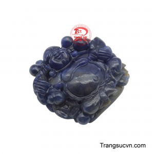 Sapphire, viên đá quý của sự bình yên và trí tuệ, càng làm nổi bật vẻ đẹp và ý nghĩa sâu sắc của Đức Phật Di Lặc.