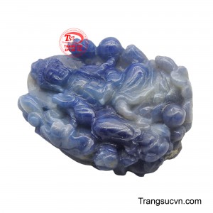 Sắc xanh sâu thẳm của sapphire không chỉ làm nổi bật sự trang nghiêm mà còn truyền tải năng lượng của định lực và trí tuệ vô biên.