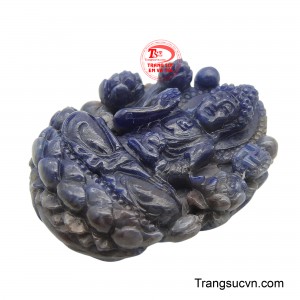 Sắc xanh hoàng gia của sapphire không chỉ mang lại vẻ đẹp quyền quý mà còn thể hiện sự tĩnh lặng và sức mạnh tinh thần.