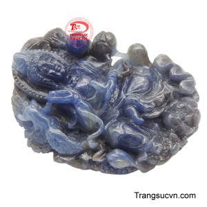 Hình ảnh Quan Âm được chế tác từ sapphire tự nhiên, toát lên vẻ an lạc và thanh thoát.