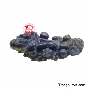 Sắc xanh sâu thẳm của sapphire không chỉ mang lại vẻ đẹp quý phái mà còn hàm chứa năng lượng xoa dịu, hóa giải phiền muộn.