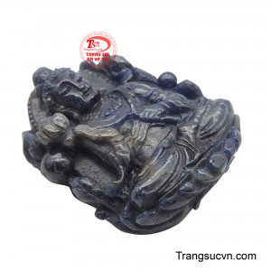 Sắc xanh hoàng gia của ngọc không chỉ tôn vinh vẻ đẹp linh thiêng mà còn mang đến năng lượng mạnh mẽ, giúp khai mở trí tuệ và hóa giải vô minh.